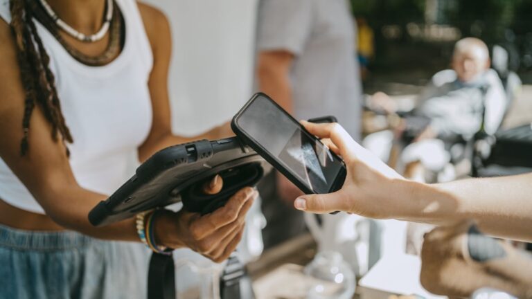 购物 Big Spring Sale 时如何在 Amazon 上使用 Apple Pay