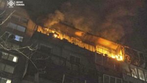 俄罗斯无人机袭击乌克兰首都，造成至少 3 人死亡