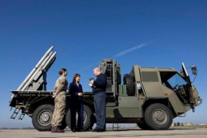 独家：英国国防部发布乌克兰新型 Supacat-ASRAAM 防空导弹飞行器的第一张图片