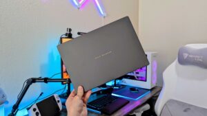 我情不自禁地喜欢上了最轻、最耐用的 AI PC，即使配置令人困惑