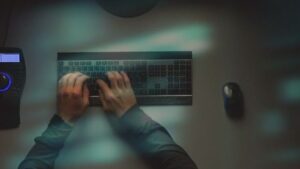 奥克兰县男子据称使用 AI 生成网红的色情片，她进行了反击
