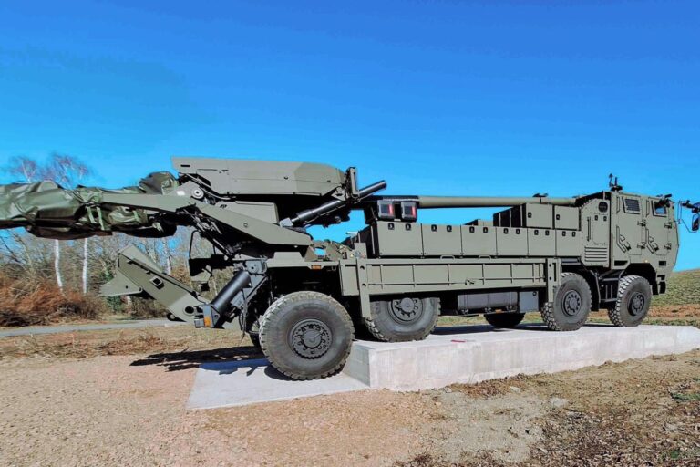 捷克共和国在军事整合之前在法国进行 Caesar 8×8 自行榴弹炮测试