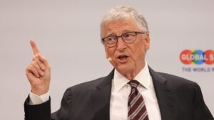 比尔·盖茨说“人工智能将在大多数事情上取代人类”——十年内使医生和导师过时
