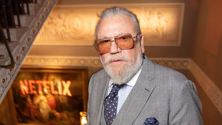 雷·温斯顿 （Ray Winstone） 在与亚马逊交易后抨击了选择非英国 007 的想法，他为邦德致敬