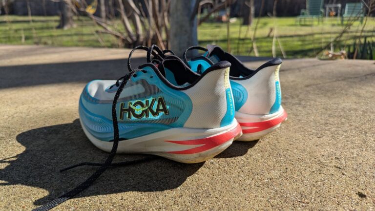 HOKA Cielo X1 2.0 是一款出色的轻量级跑鞋，价格与之相匹配