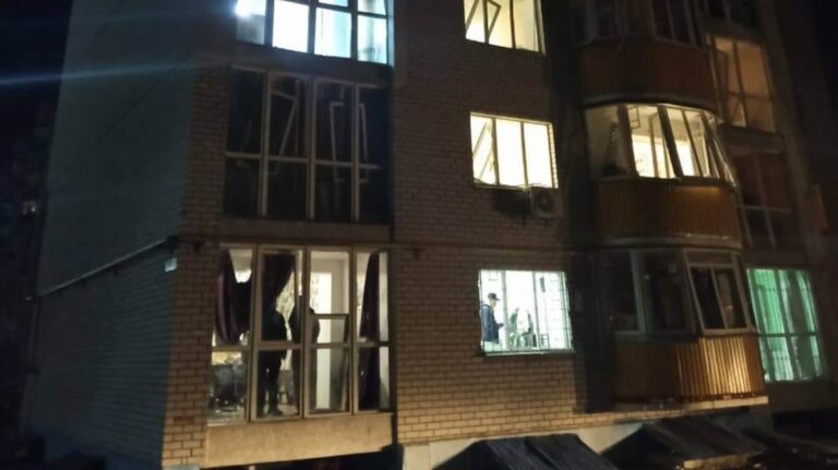 俄罗斯无人机击中切尔尼戈夫的九层建筑 – 视频