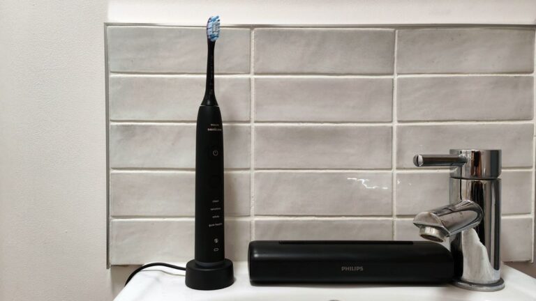 飞利浦 Sonicare 7100 是一款功能强大、时尚但价格过高的电动牙刷