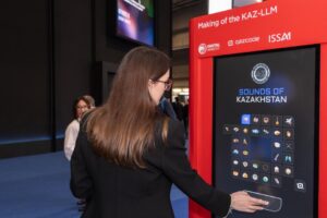哈萨克斯坦在巴塞罗那世界移动通信大会上展示 KazLLM 语言模型