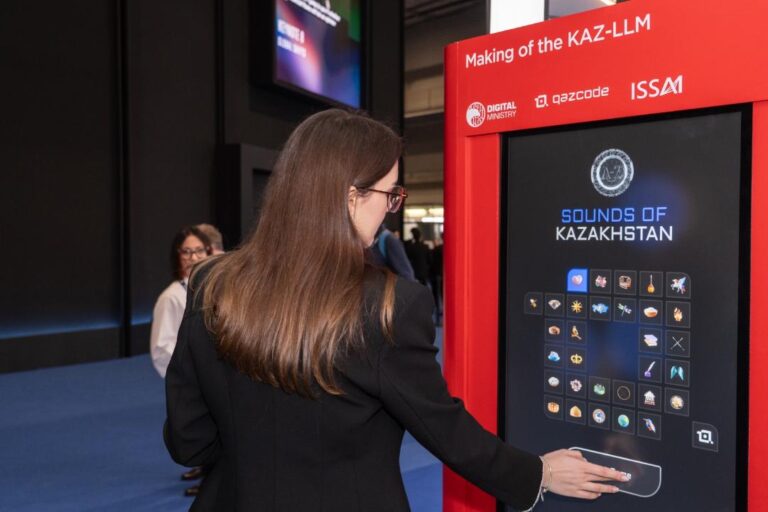 哈萨克斯坦在巴塞罗那世界移动通信大会上展示 KazLLM 语言模型