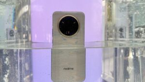 RealMe 的变色色龙手机在 MWC 2025 上沐浴
