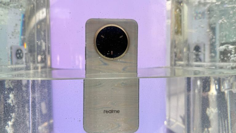 RealMe 的变色色龙手机在 MWC 2025 上沐浴