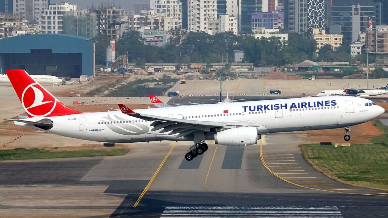 土耳其航空公司飞往莫斯科的航班在乌克兰大规模无人机袭击中宣布进入紧急情况