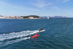 法国海军测试 DriX H8 USV 与水陆两栖直升机航母集成