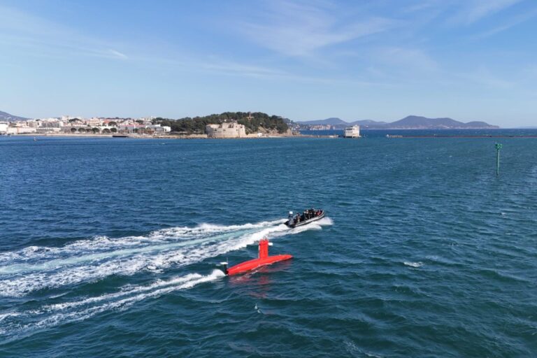 法国海军测试 DriX H8 USV 与水陆两栖直升机航母集成