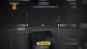 乌克兰海军的机器人航空母舰正在突袭俄罗斯的海岸防御工事