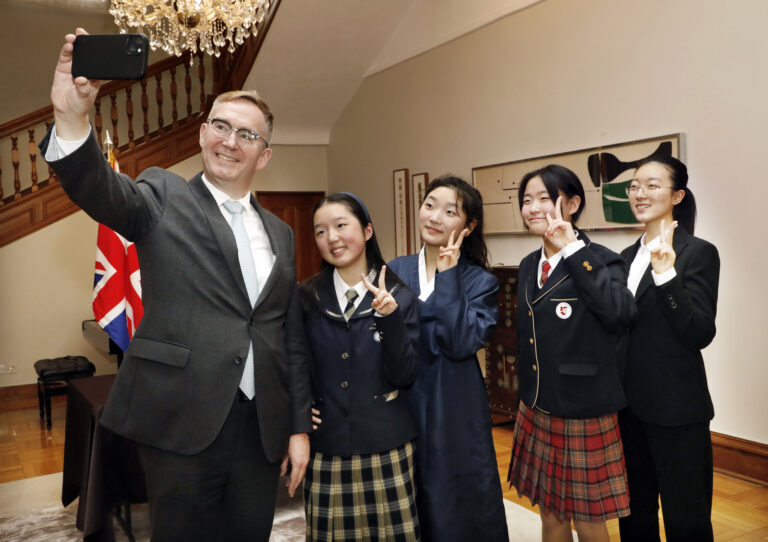无人机安全、社会正义 AI：韩国年轻女性在英国大使馆推介未来的科技