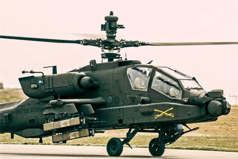 独家：美国陆军在 AH-64 阿帕奇直升机上集成以色列尖刺导弹，以增强精确打击