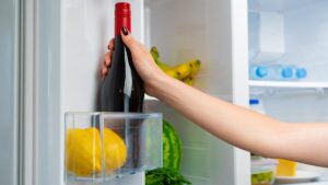 你应该把打开的红酒放在冰箱里吗？专家解释一切