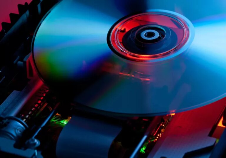 数百张 2000 年代的华纳兄弟 DVD 正在腐烂