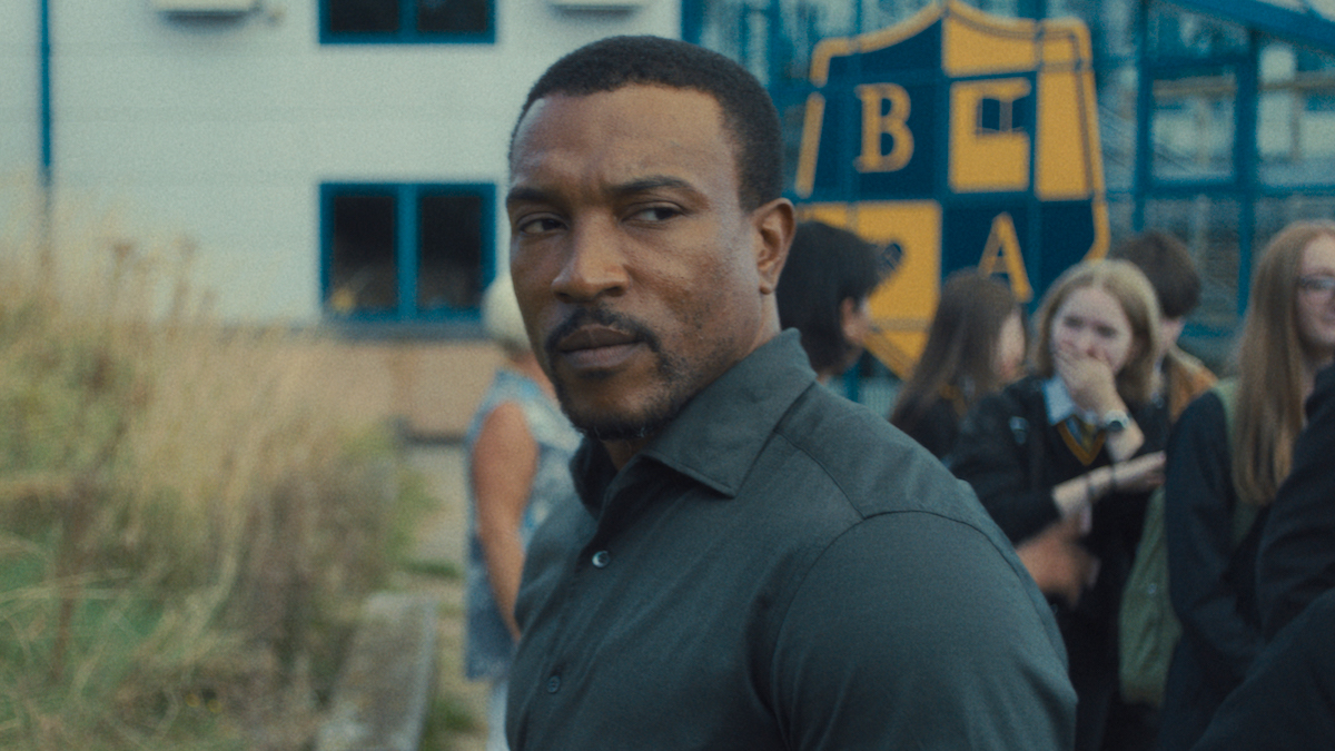 以下是“青春期”在第 2 集结尾拍摄令人惊叹的无人机镜头的方式