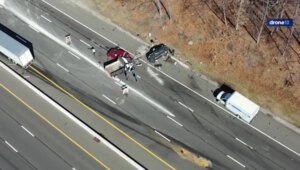 无人机视频捕捉到洛克威镇 I-80 公路上多车相撞的后果