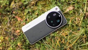 动手实践：小米 15 Ultra 有一个 200MP 的巨型潜望镜摄像头