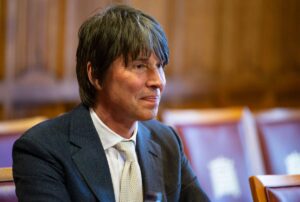 布莱恩·考克斯 （Brian Cox） 说，英国必须向欧洲航天局提供更多资金才能从航天工业繁荣中受益