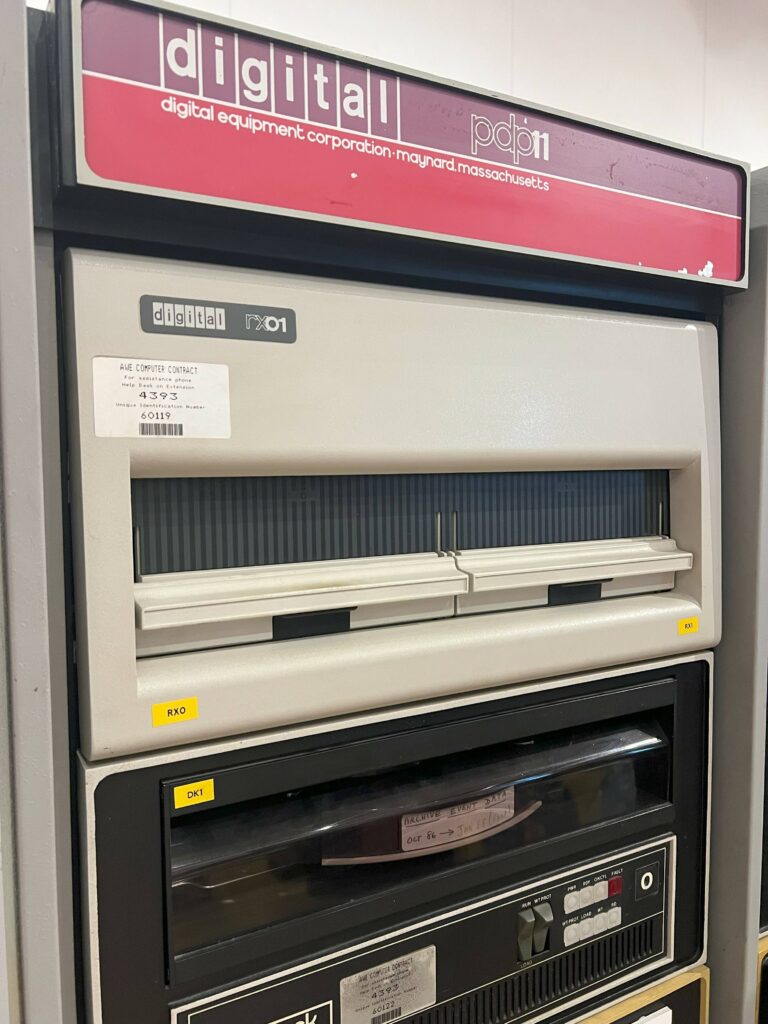 博物馆挖出 Digital Equipment Corporation 落满灰尘的数字设备