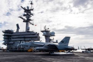 美国海军“卡尔文森”号航空母舰抵达韩国 以维护东北亚安全