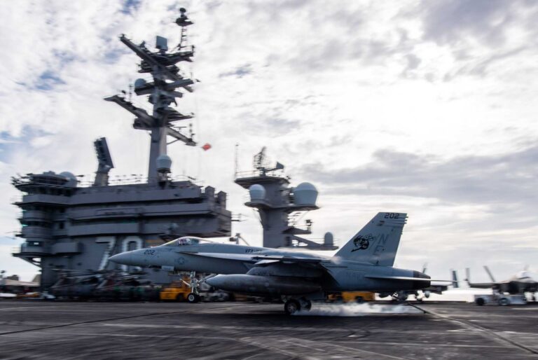 美国海军“卡尔文森”号航空母舰抵达韩国 以维护东北亚安全