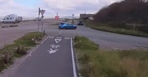 警方使用无人机定位在沿海小径上“危险骑行”的电动自行车