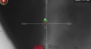 乌克兰狙击手在沃夫昌斯克附近击落俄罗斯无人机取得罕见的成功（视频）