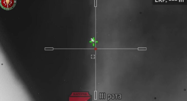 乌克兰狙击手在沃夫昌斯克附近击落俄罗斯无人机取得罕见的成功（视频）