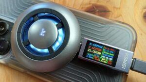 这款 MagSafe 充电器可以在冷却我的 iPhone 的同时为它供电（而且正在打折）