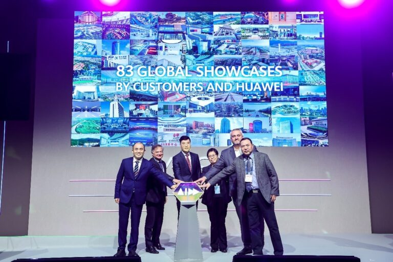 2025 MWC 巴塞罗那：华为与客户携手全球展示 携手合作伙伴发布 10 大行业解决方案
