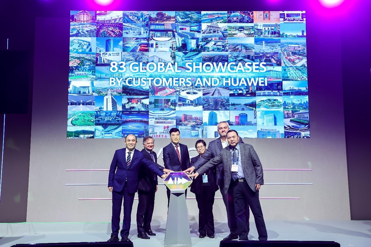 2025 MWC 巴塞罗那：华为与客户携手全球展示 携手合作伙伴发布 10 大行业解决方案