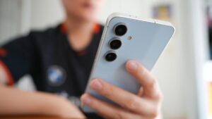 这款中端 Galaxy 手机可以让你忘记想要旗舰 - 而且它正在打折