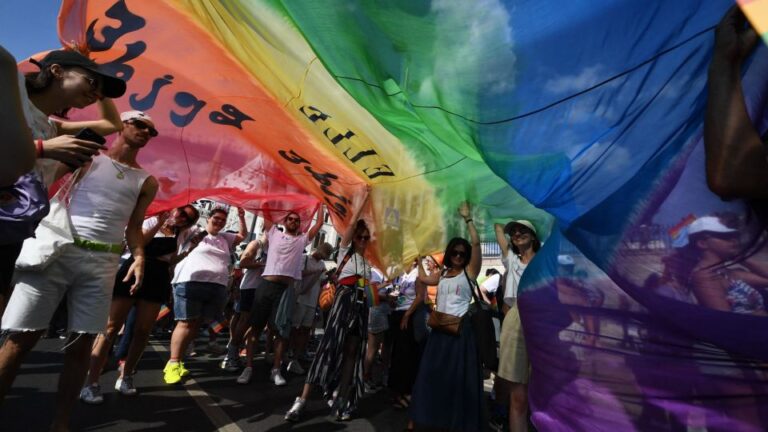 “我们将战斗”：匈牙利禁止骄傲活动作为更广泛 LGBTQ+ 镇压的一部分后，活动人士毫不屈服
