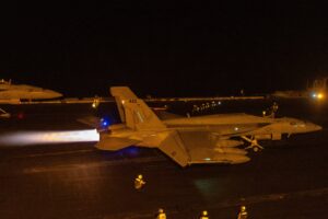 美国打击胡塞武装，美国空军战斗机帮助保护海军战舰免受报复