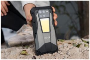 8849 推出 TANK 3 Pro Ultimate 5G 坚固型智能手机，配备 23800mAh 电池和内置投影仪