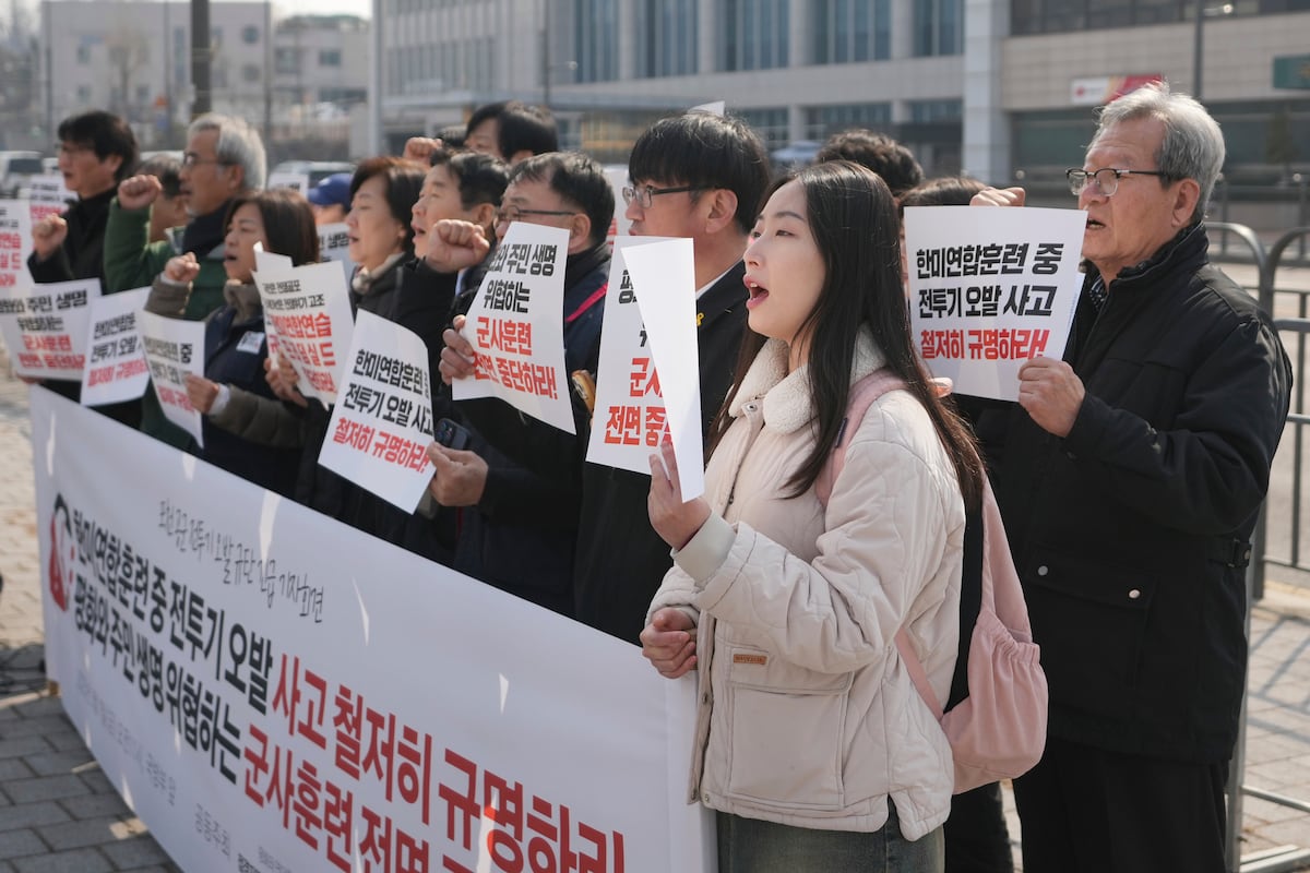 韩国在意外轰炸后暂停军事演习