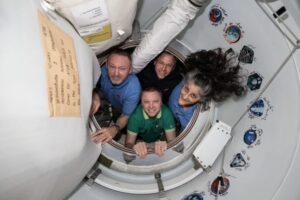 您可以观看 Starliner 宇航员在经过为期 9 个月的计划外访问后返回地球