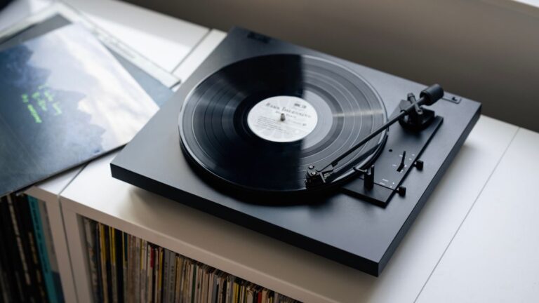 Pro-Ject 的全自动、即插即用转盘旨在使黑胶唱片重播更加用户友好