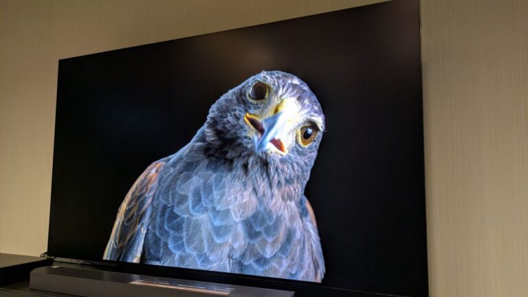 我测试了三星的新旗舰 OLED 电视，它解决了我与前身的一个关键缺陷，并且具有令人兴奋的亮度