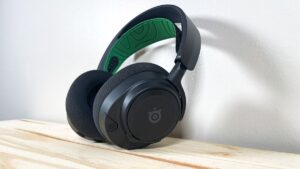 SteelSeries Arctis Nova 7X 评测：这款耳机是 PC 游戏玩家的必备品吗？