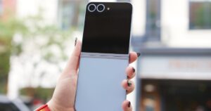 多亏了 Galaxy Z Flip 7 屏幕升级，您可以减少翻转