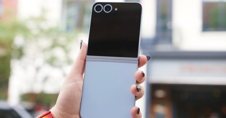 多亏了 Galaxy Z Flip 7 屏幕升级，您可以减少翻转
