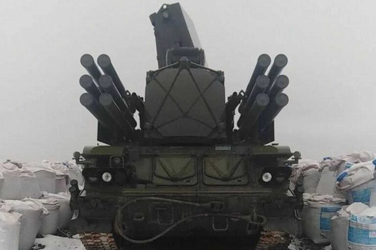 俄罗斯陆军部署了第一套 Pantsir SM SV 防空系统，以提高越野条件下的覆盖范围