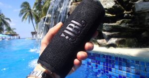 JBL Flip 7 评测：坚固耐用、无处不在的扬声器