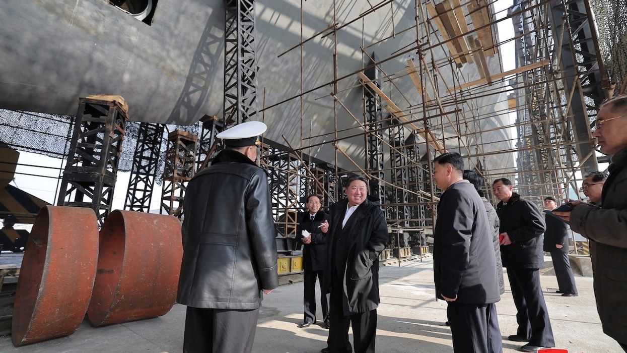金正恩展示朝鲜第一艘核动力潜艇